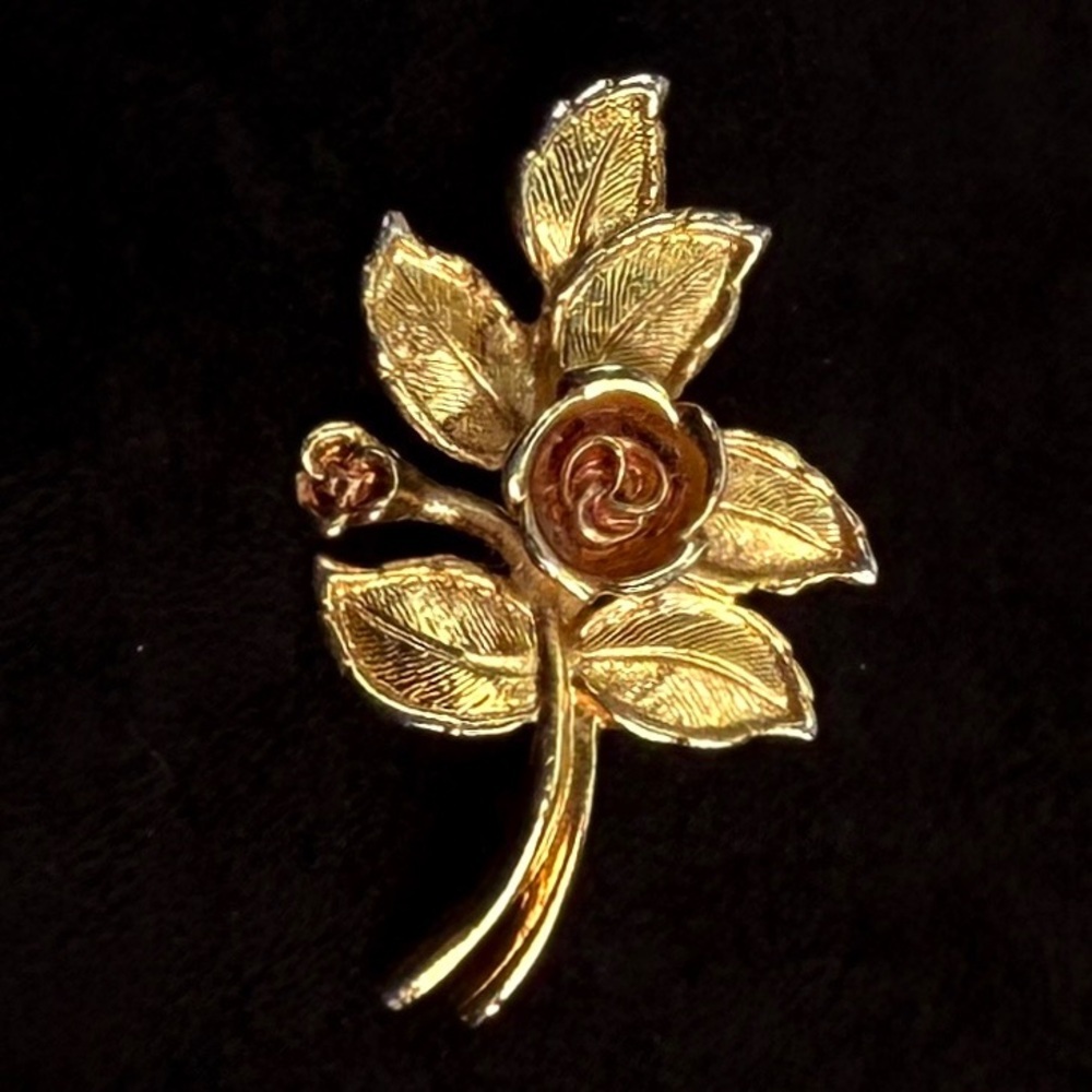 Beautiful vintage goldtone, 3d flower, brooch, pin